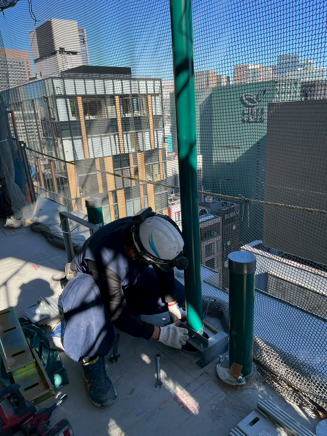 排水竪配管工事/作業中の職人