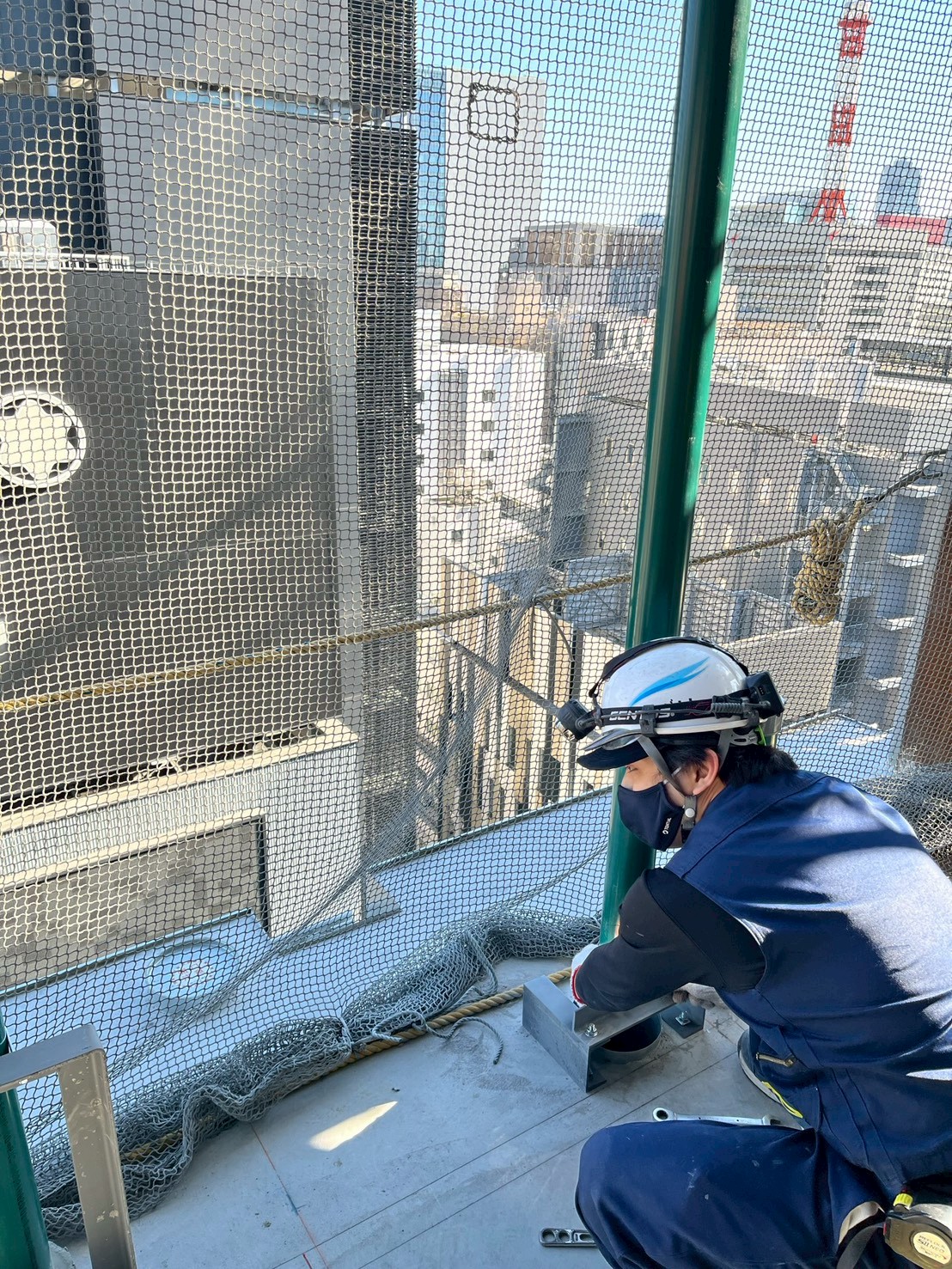 排水竪配管工事/作業中の職人